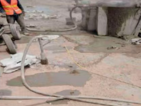 西陵水泥混凝土路面板底注浆技术 路面脱空注浆整治方案