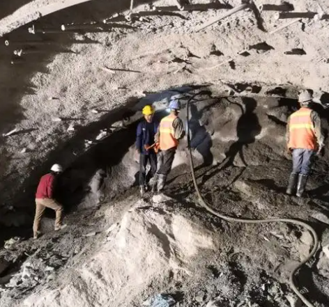 西陵拱顶带模注浆料的施工流程及注意事项